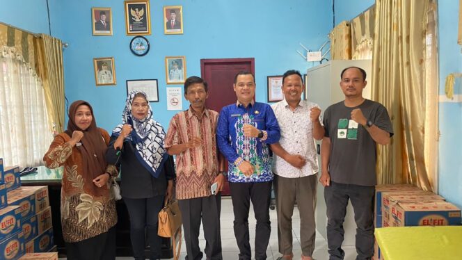 
					Pertemuan kemudian ditutup dengan foto bersama. Hadir mendampingi Camat Rantau Selatan, Kasi Perizinan Nani dan staf pemerintahan Abdi Rahman Napitupulu, S.P.
Sementara itu, Ketua Tim JITU Ismail Alex didampingi Bambang Afdillah, S.E., S.H. dan Nelma Suryani.
