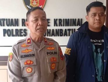 Wakapolres Labuhanbatu Kompol P.S. Simbolon, S.H., M.H., (Kiri), Kasat Reskrim Polres Labuhanbatu AKP Muhammad Jihad Fajar Balman, S.Tr.K., S.I.K., (Kanan) saat memberikan keterangan kepada rekan-rekan pers, dii ruang kerja Satuan Reserse Kriminal, Sabtu (26/09/2026)