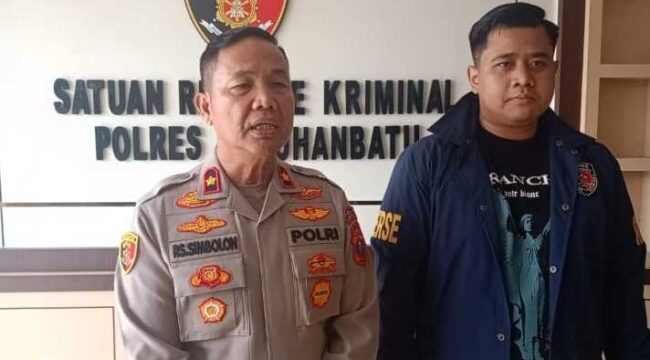 Wakapolres Labuhanbatu Kompol P.S. Simbolon, S.H., M.H., (Kiri), Kasat Reskrim Polres Labuhanbatu AKP Muhammad Jihad Fajar Balman, S.Tr.K., S.I.K., (Kanan) saat memberikan keterangan kepada rekan-rekan pers, dii ruang kerja Satuan Reserse Kriminal, Sabtu (26/09/2026)