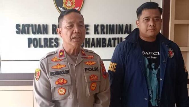 
					Wakapolres Labuhanbatu Kompol P.S. Simbolon, S.H., M.H., (Kiri), Kasat Reskrim Polres Labuhanbatu AKP Muhammad Jihad Fajar Balman, S.Tr.K., S.I.K., (Kanan) saat memberikan keterangan kepada rekan-rekan pers, dii ruang kerja Satuan Reserse Kriminal, Sabtu (26/09/2026)