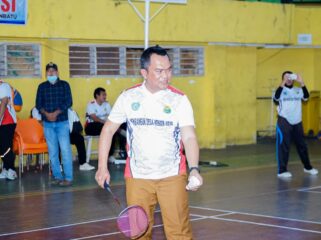 Pj Sekda Labuhanbatu Abdi Jaya Pohan resmi membuka Turnamen Bulutangkis Piala Bupati dan PBSI Labuhanbatu 2026 di GOR Rantauprapat