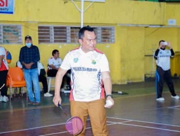 Pj Sekda Labuhanbatu Abdi Jaya Pohan resmi membuka Turnamen Bulutangkis Piala Bupati dan PBSI Labuhanbatu 2026 di GOR Rantauprapat