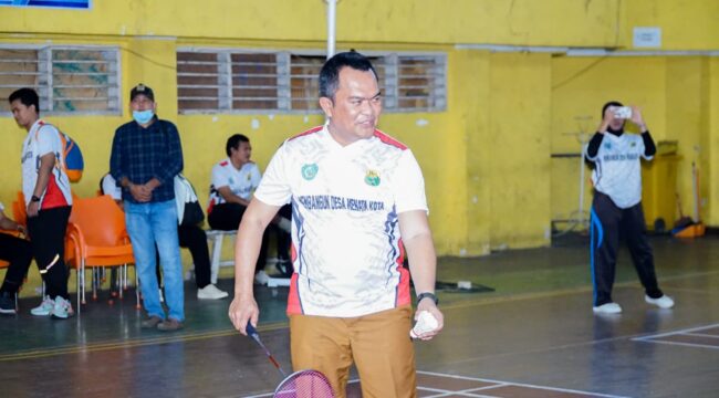 Pj Sekda Labuhanbatu Abdi Jaya Pohan resmi membuka Turnamen Bulutangkis Piala Bupati dan PBSI Labuhanbatu 2026 di GOR Rantauprapat