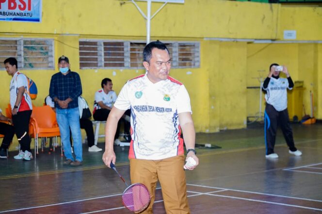 
					Pj Sekda Labuhanbatu Abdi Jaya Pohan resmi membuka Turnamen Bulutangkis Piala Bupati dan PBSI Labuhanbatu 2026 di GOR Rantauprapat