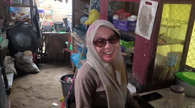 Ibu Ramadhani, salah satu pemilik warung yang berada di dekat posko Satgas TMMD, mengaku bersyukur atas perubahan tersebut