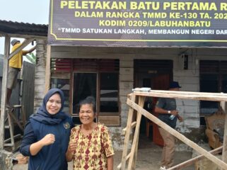 Salah satu rekan wartawan Erni (kiri), bersama Ibu Dorma Boru Marbun (kanan)