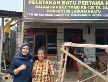 Salah satu rekan wartawan Erni (kiri), bersama Ibu Dorma Boru Marbun (kanan)