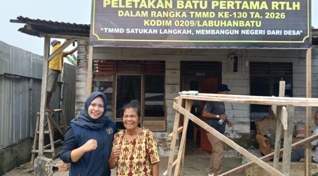 Salah satu rekan wartawan Erni (kiri), bersama Ibu Dorma Boru Marbun (kanan)