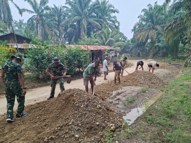
					TMMD ke-130 Kodim 0209/LB Perkeras Jalan 1,7 Km, Warga Sumringah