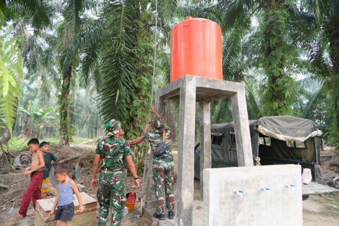 
					TMMD ke-130 Pasang Tandon Air, Warga Aek Batu Dukung Sumur Bor