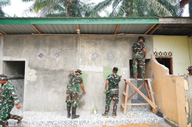 
					Yon TP 956 Cat MCK Gereja GKPI Cikampak, Warga Dukung TMMD ke-130