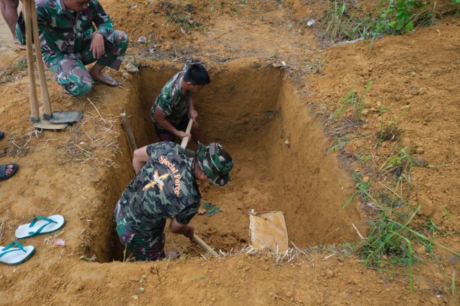 
					Satgas TMMD ke-130 Gali Septic Tank MCK di Aek Batu