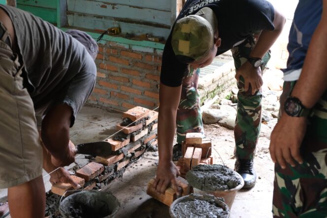 
					Satgas TMMD ke-130 Percepat Pembangunan Teras Rumah Ibu Dirima