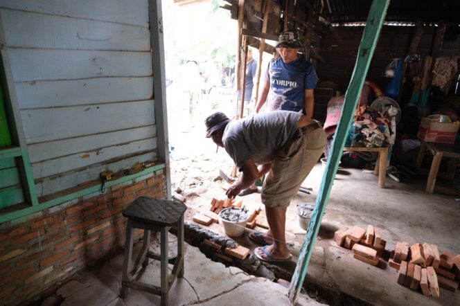 
					Satgas TMMD 130 Bongkar Dinding Rapuh Rumah Tukirin
