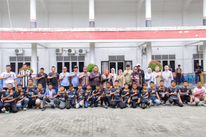 
					Bupati Maya melepas tim U-13 dan U-15 SSB FKGOR ke Piala Soeratin 2026 untuk membawa nama baik Labuhanbatu di tingkat Sumatera Utara
