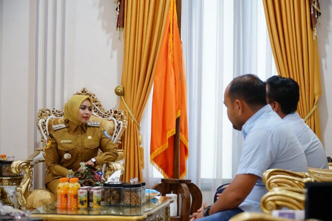 
					Bupati Labuhanbatu Maya Hasmita Dalam pertemuan bersama Manager UP3 PLN Rantauprapat Syaiful Hannan