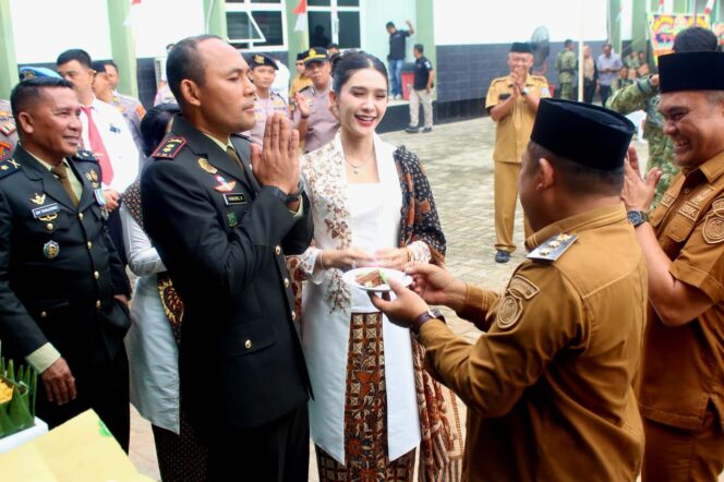 
					Syukuran HUT ke-81 TNI di Makodim 0209/Labuhanbatu berlangsung hangat. Dandim Letkol Kav Hanung Kaptiaji meneguhkan soliditas, sinergi, dan semangat pengabdian kepada masyarakat