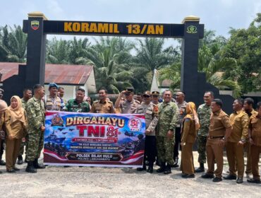 Kejutan sederhana, makna luar biasa. Forkopimcam Bilah Hulu menyambangi Koramil 13/AN untuk memberikan ucapan HUT ke-81 TNI