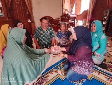 Serah terima penyaluran pinjaman BUMDesma Desa Kampung Baru Kematan Bilah Barat kepada Kelompok Mekar, disaksikan oleh perwakilan Camat Bilah Barat Kasi Trantip Ikhwanuddin Lubis, S.P., Pendamping Lokal Desa Kampung Baru, Timbul Ritonga beserta para pengurus dan anggota, Kamis (15/10/2026)