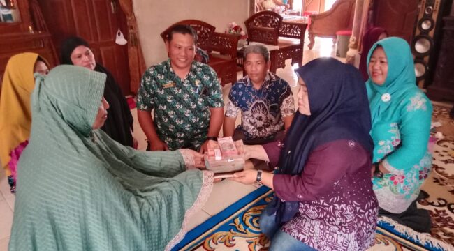 Serah terima penyaluran pinjaman BUMDesma Desa Kampung Baru Kematan Bilah Barat kepada Kelompok Mekar, disaksikan oleh perwakilan Camat Bilah Barat Kasi Trantip Ikhwanuddin Lubis, S.P., Pendamping Lokal Desa Kampung Baru, Timbul Ritonga beserta para pengurus dan anggota, Kamis (15/10/2026)