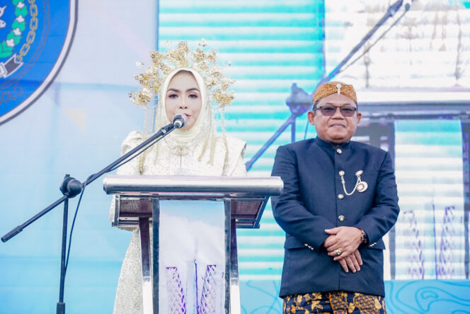 
					Bupati Labuhanbatu, dr. Hj. Maya Hasmita, Sp.OG., M.K.M., dan Wakil Bupati Labuhanbatu H. Jamri, S.T