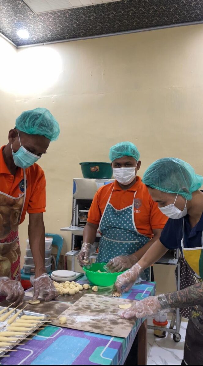 
					Warga binaan pembuatan roti atau bakery