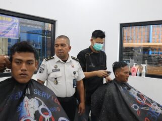 Kelas IIA Rantauprapat membekali warga binaan dengan keterampilan pangkas rambut untuk membuka peluang kerja dan usaha setelah bebas