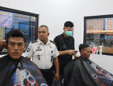 Kelas IIA Rantauprapat membekali warga binaan dengan keterampilan pangkas rambut untuk membuka peluang kerja dan usaha setelah bebas