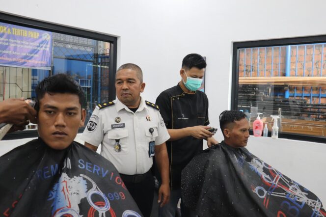 
					Kelas IIA Rantauprapat membekali warga binaan dengan keterampilan pangkas rambut untuk membuka peluang kerja dan usaha setelah bebas