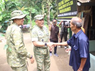 Ketua Tim Pengawasan dan Evaluasi (Wasev) TMMD ke-130 Mabes TNI, Brigjen TNI M. Herry Subagyo, S.I.P., saat mengunjungi rumah Tukirin di Dusun Wonosari, Desa Aek Batu, Kecamatan Torgamba, Kabupaten Labuhanbatu Selatan, Kamis (29/10/2026)