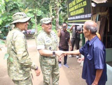 Ketua Tim Pengawasan dan Evaluasi (Wasev) TMMD ke-130 Mabes TNI, Brigjen TNI M. Herry Subagyo, S.I.P., saat mengunjungi rumah Tukirin di Dusun Wonosari, Desa Aek Batu, Kecamatan Torgamba, Kabupaten Labuhanbatu Selatan, Kamis (29/10/2026)