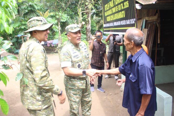
					Ketua Tim Pengawasan dan Evaluasi (Wasev) TMMD ke-130 Mabes TNI, Brigjen TNI M. Herry Subagyo, S.I.P., saat mengunjungi rumah Tukirin di Dusun Wonosari, Desa Aek Batu, Kecamatan Torgamba, Kabupaten Labuhanbatu Selatan, Kamis (29/10/2026)