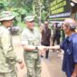 Ketua Tim Pengawasan dan Evaluasi (Wasev) TMMD ke-130 Mabes TNI, Brigjen TNI M. Herry Subagyo, S.I.P., saat mengunjungi rumah Tukirin di Dusun Wonosari, Desa Aek Batu, Kecamatan Torgamba, Kabupaten Labuhanbatu Selatan, Kamis (29/10/2026)